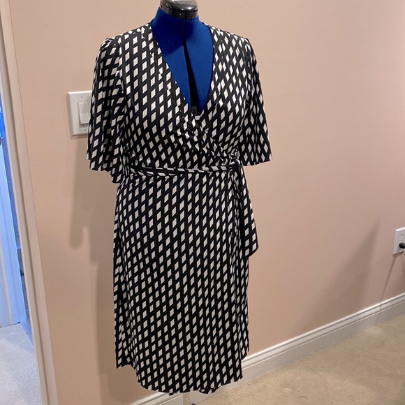 Banana Republic Dresses & Skirts - 🔴FINAL CLEARANCE🔴
 Banana Republic Black and White wrap dress